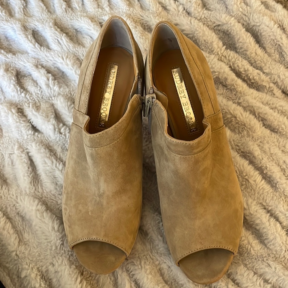 BEAUTIFUL genuine suede leather tan booties! Excellent condition!! ❤️